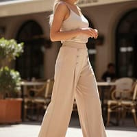 Pantalon fluide femme taille haute – coupe large avec boutons décoratifs Pantalon fluide femme taille haute – coupe large avec boutons décoratifs