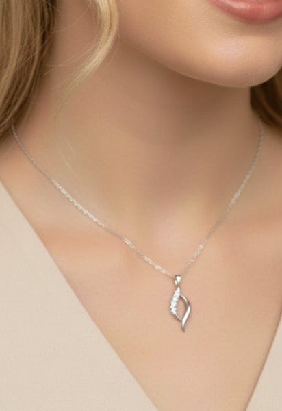 Collier femme en acier inoxydable avec pendentif strass Collier femme en acier inoxydable avec pendentif strass