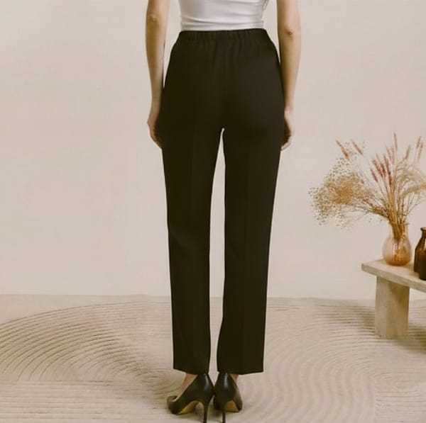Pantalon noir à boucle dorée Pantalon noir à boucle dorée