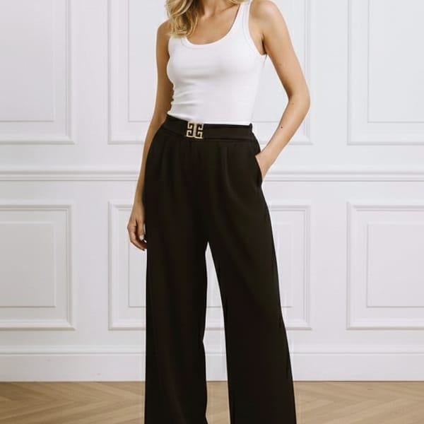 Pantalon noir à boucle dorée Pantalon noir à boucle dorée