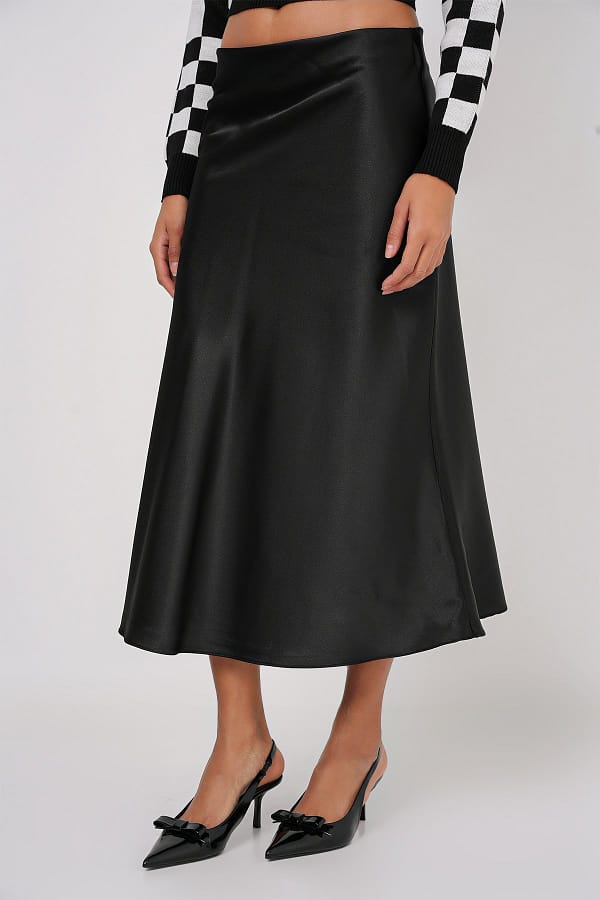 Jupe satin gauche Jupe noire effet satiné